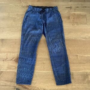 LuLulemon mid-rise, ankle length joggers with elastic waist, front pockets, 6